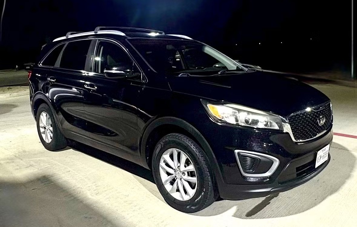 Black Kia Sorento SUV available to rent in Granbury, TX