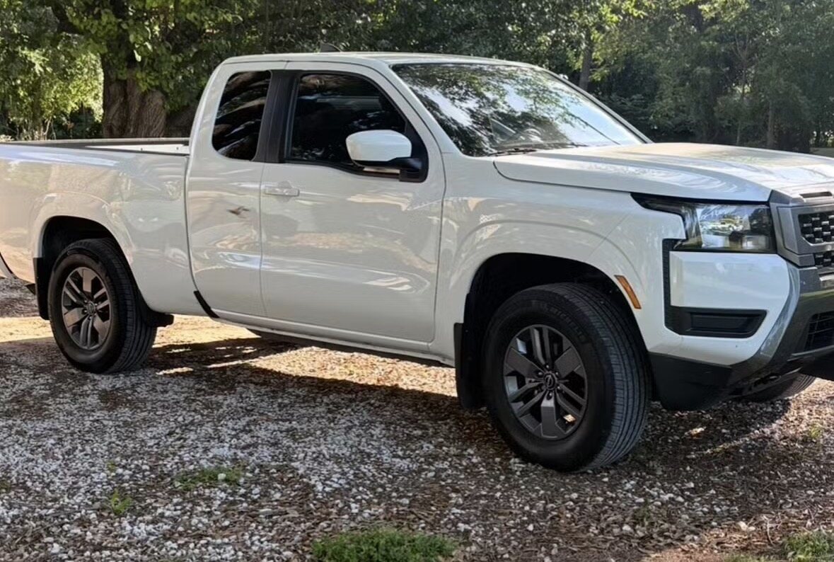 White 2025 Nissan Frontier SV 4x4 King Cab available to hire in Granbury, TX